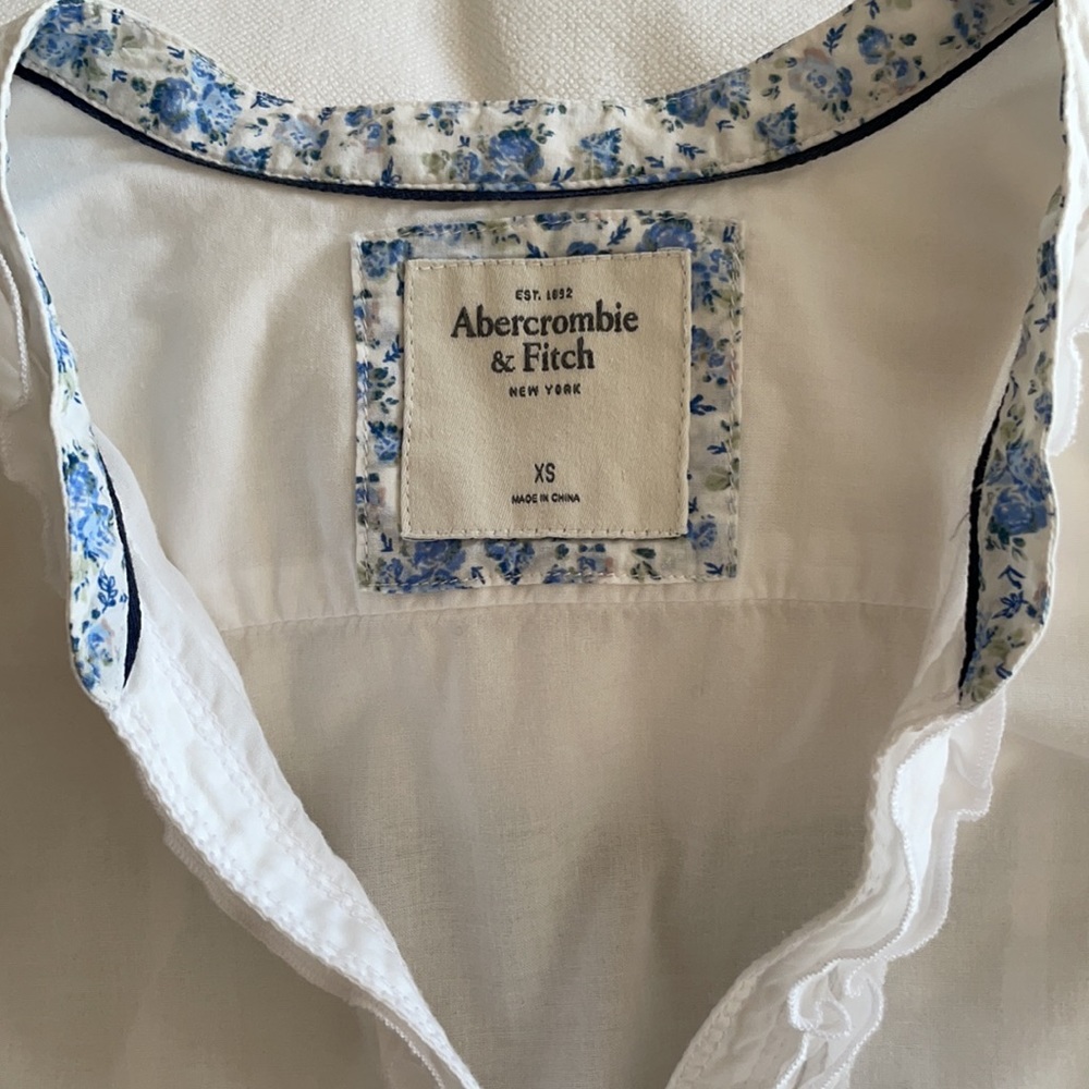 Abercrombie & Fitch White Ruffled Blouse EUC Sz XS - Picture 3 of 7